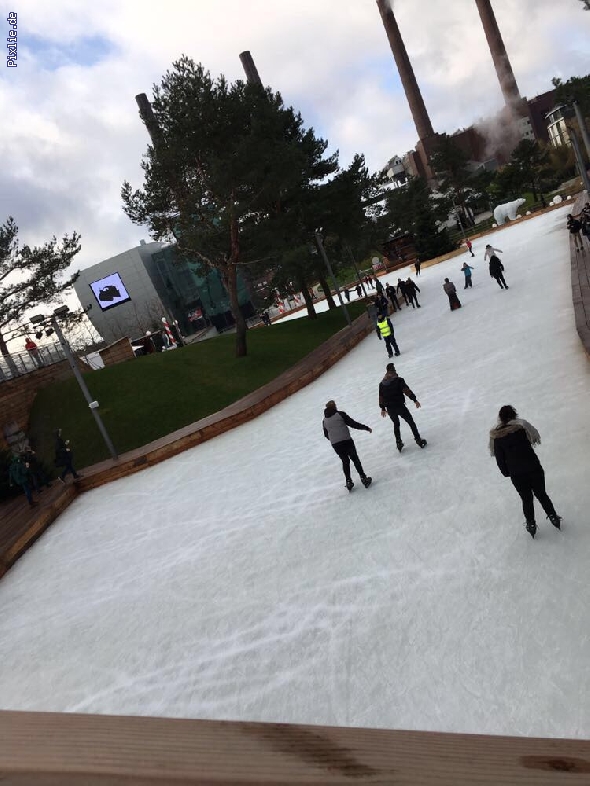 http://www.beruflichesgymnasium.de/pixlie/cache/vs_Phaeno 2017_25 Autostadt. Eislaufen. Dez. 2017. Foto Schüler.JPG